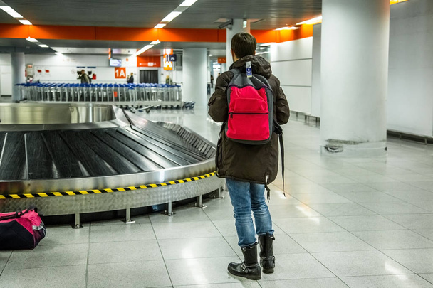 Ο τουρίστας είναι πρόκειται να πάρει τις αποσκευές του στο αεροδρόμιο - Φωτογραφία, εικόνα