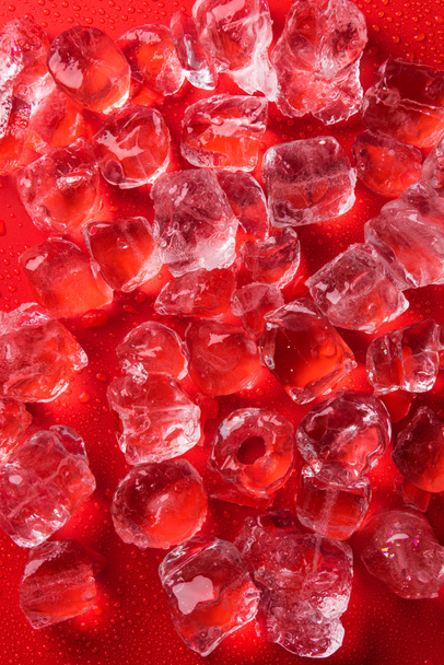 вид зверху на кубики льоду на червоній поверхні
 - Фото, зображення