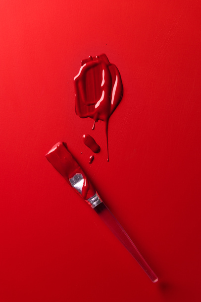 Kırmızı yüzey üzerinde yükseltilmiş görünümü kırmızı mürekkep ve boya fırça - Fotoğraf, Görsel