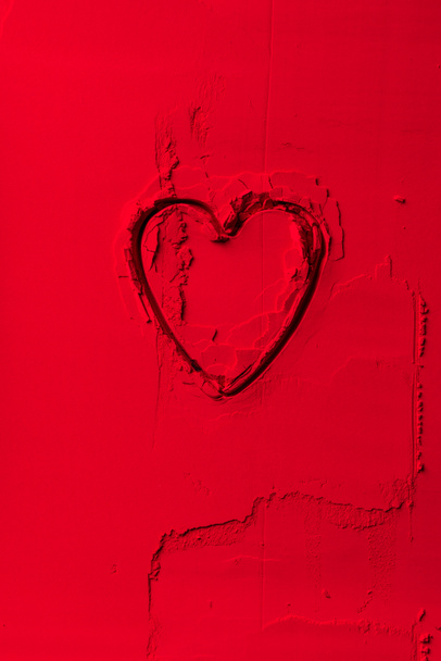 повышенный вид формы печенья резак в форме сердца на красный порошок
  - Фото, изображение