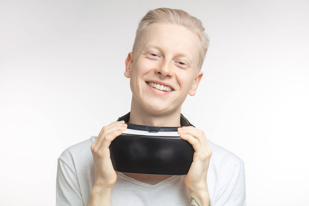 Glücklicher Mann bekommt Erfahrung mit VR-Headset-Brille der virtuellen Realität, isoliert auf weißem Hintergrund - Foto, Bild