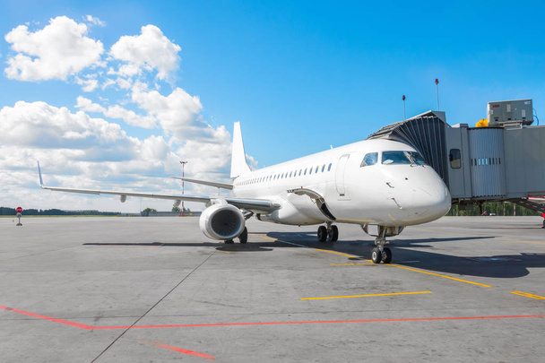 Avião comercial de passageiros no estacionamento do aeroporto com um nariz para a frente e um corredor
 - Foto, Imagem