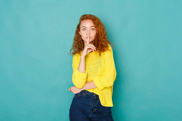 überraschte junge Frau legt Finger auf Lippen, Schweigezeichen - Foto, Bild