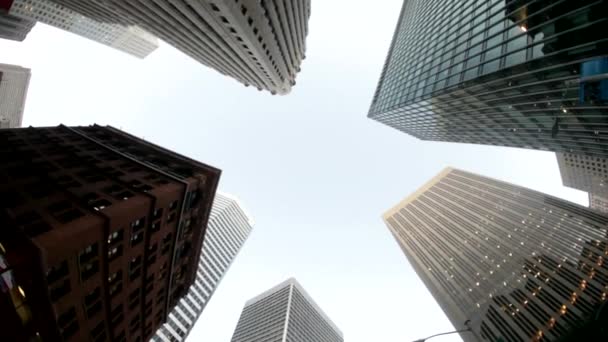 Modern épület a kék ég ellen - Felvétel, videó