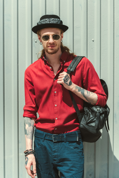 jóképű férfi napszemüveg és kalap a hátizsák - Fotó, kép