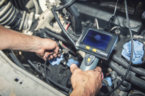araba tamircisi borescope kamera ile Aracınızın motorunu kontrol - Fotoğraf, Görsel