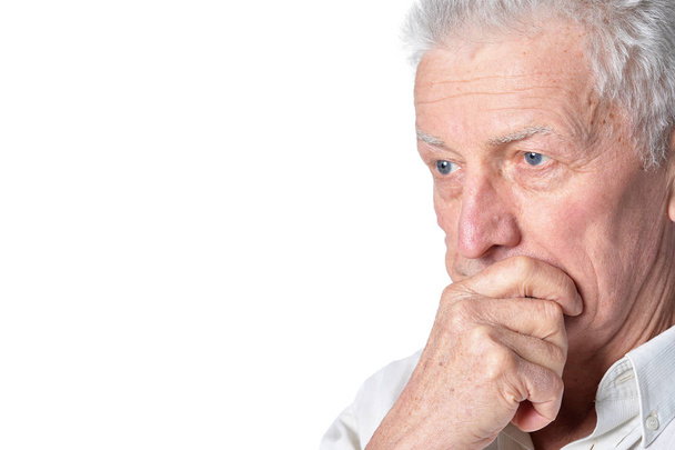 засмучений старший чоловік у повсякденному одязі позує ізольовано на білому тлі
 - Фото, зображення
