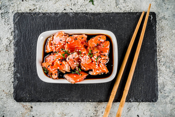 Sashimi au saumon en marinade (Tamari, huile de sésame, jus de chaux et miel) garni de graines de sésame noir et blanc
 - Photo, image