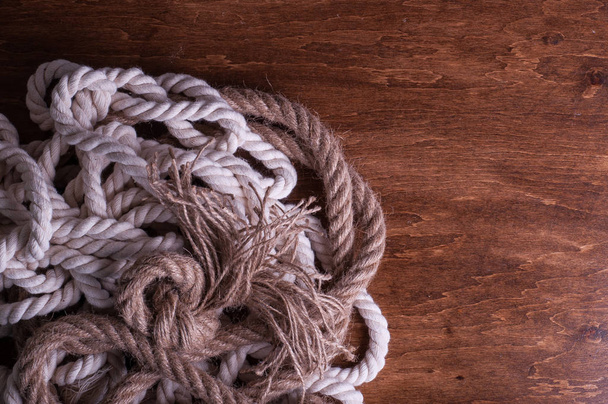stáčená lana na hnědý dřevěný povrch  - Fotografie, Obrázek