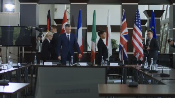 Посадові особи, які готуються до міжнародного саміту
 - Кадри, відео