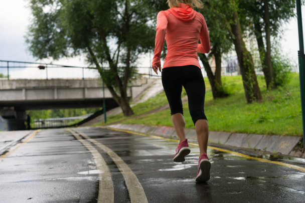 Corredor mulher correndo no parque na chuva
 - Foto, Imagem