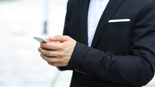 Mid section of businessman using his cellphone - Séquence, vidéo