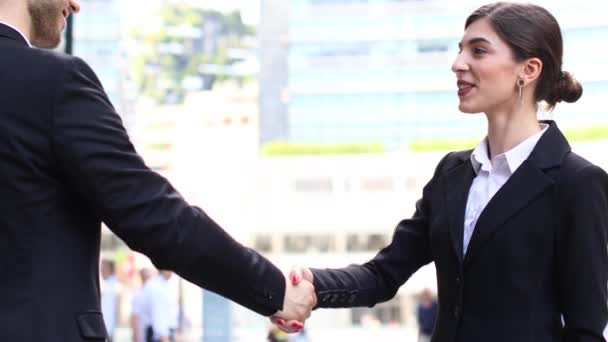 gente de negocios estrechando la mano en la ciudad  - Metraje, vídeo