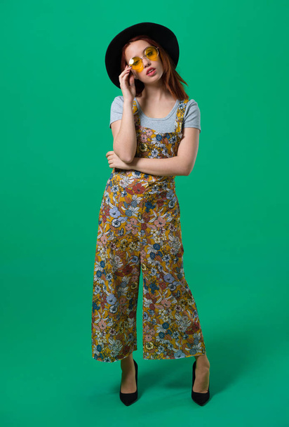 Nuori punapää tyttö poseeraa studiossa
 - Valokuva, kuva