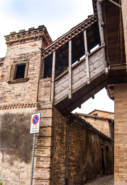 Overdekte loopbrug tussen de huizen in een kleine stad in de regio Umbrië - Foto, afbeelding