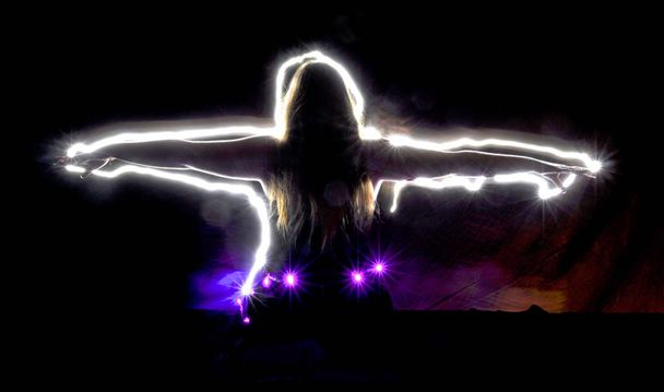 sagoma di donna con luci al neon bianco azzurro e viola - Fotoğraf, Görsel