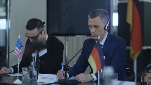 Miembros de la cumbre internacional en auriculares
 - Metraje, vídeo