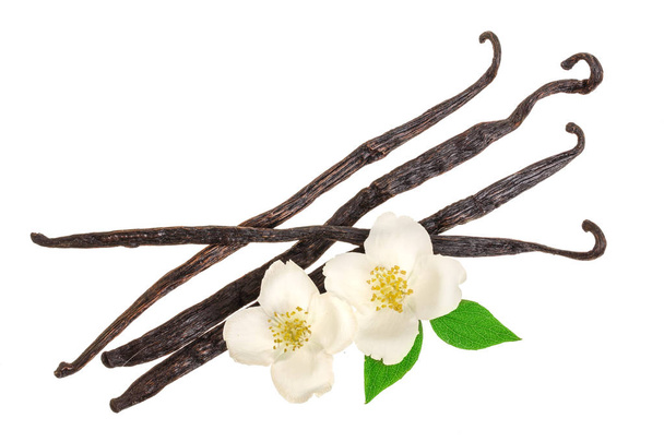 Çiçek ve yaprak beyaz arka plan üzerinde izole vanilya sopalarla. Üstten görünüm. Düz yatıyordu - Fotoğraf, Görsel