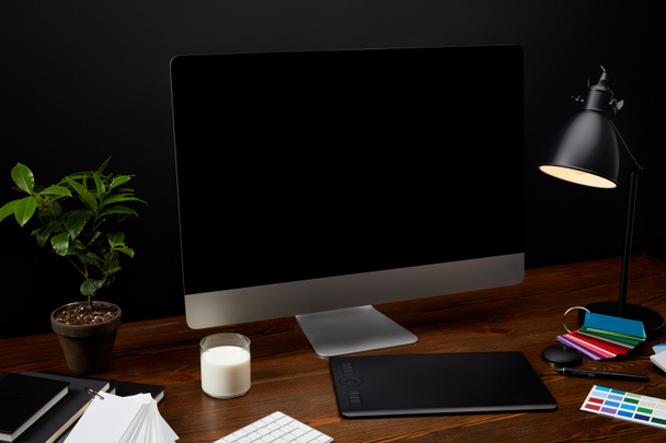 Detailní zobrazení grafického návrháře pracoviště s barevné palety, prázdnou obrazovku, lampa a grafický tablet na dřevěný povrch - Fotografie, Obrázek