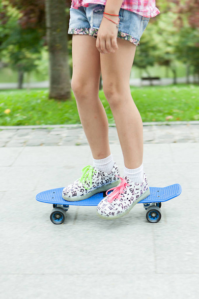 Menina no parque com seu skate
  - Foto, Imagem