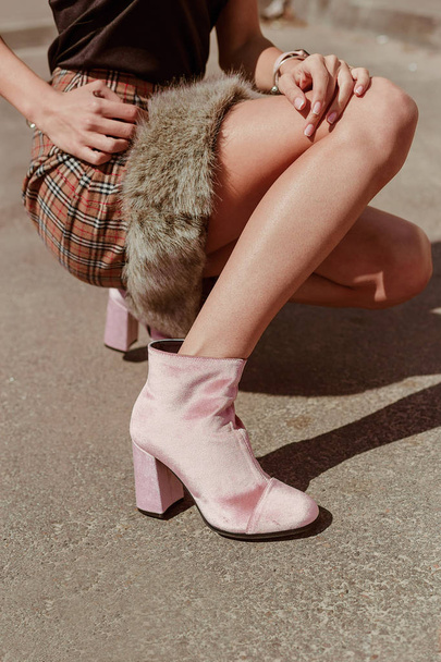 Beautiful and stylish women's shoes on women's legs - Foto, Bild