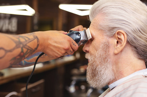 Focused photo of mature man that visiting barbershop - Foto, immagini