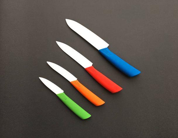 Set of colored knives on dark background - Fotografie, Obrázek