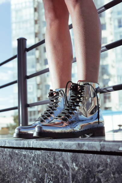 Όμορφη και κομψή Γυναικεία παπούτσια στα πόδια των γυναικών - Φωτογραφία, εικόνα