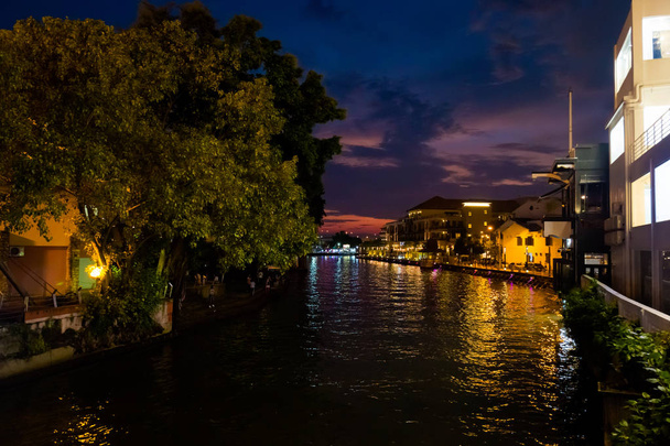 Gyönyörű gyarmati építészet folyók partján Malacca város Malajziában. Szép grafika, a Dél-Kelet Ázsia. - Fotó, kép