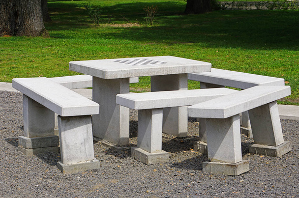 Πέτρα παγκάκια και τραπέζι για να παίζει σκάκι εξωτερική - Φωτογραφία, εικόνα