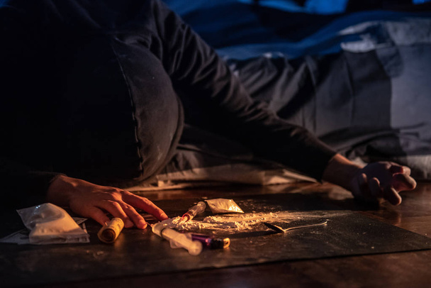 Πρεζόνι άνδρας προσπαθεί να αρπάξει σύριγγα εγχύσεως του μαγειρεμένο ηρωίδα. Σκληρά ναρκωτικά υπερβολική δόση και τον εθισμό έννοια - Φωτογραφία, εικόνα