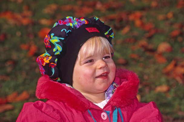 klein meisje in herfst jurk - Foto, afbeelding