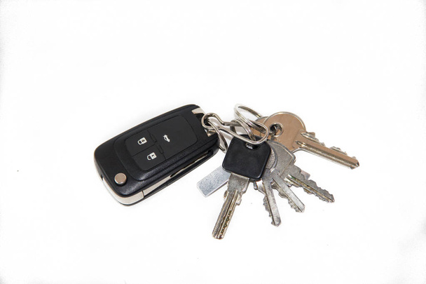 Куча ключей на белом фоне
 - Фото, изображение