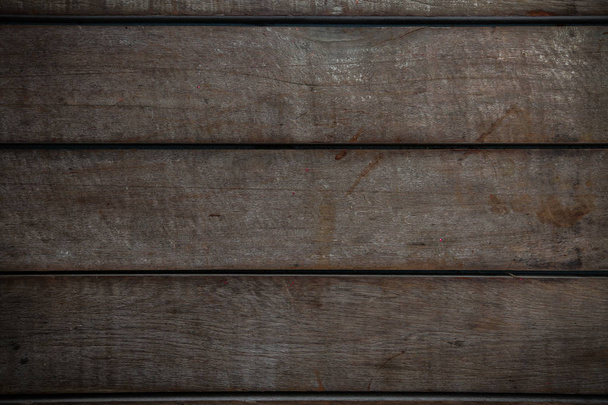 oude houten achtergrond van het oude huis, corrosie van base of plafond in interieur van huis, corrosie van houten achtergrond en leeg gebied voor tekst, houten voor achtergrond van voedsel rauw in keuken kamer. - Foto, afbeelding