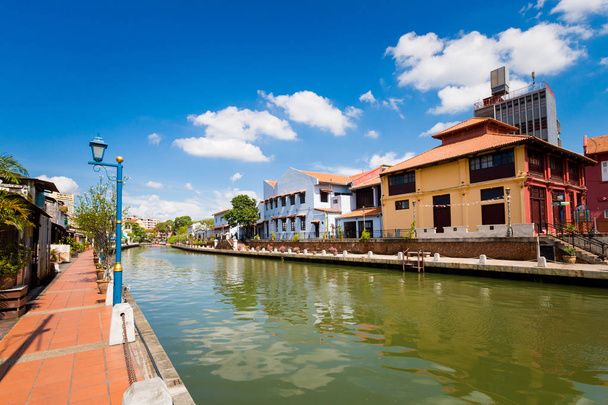 美しいコロニアル建築とマレーシアのマラッカ市川。東南アジアの美しいアートワーク. - 写真・画像