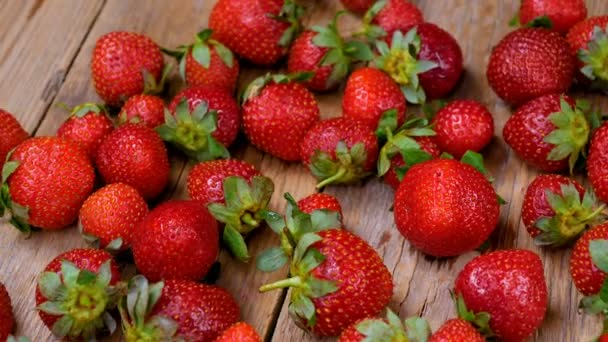 Φρέσκες φράουλες γυρίζοντας στο ξύλινο τραπέζι. Υγιείς διατροφικές έννοια. Φρέσκα φρούτα φόντο. 4k - Πλάνα, βίντεο