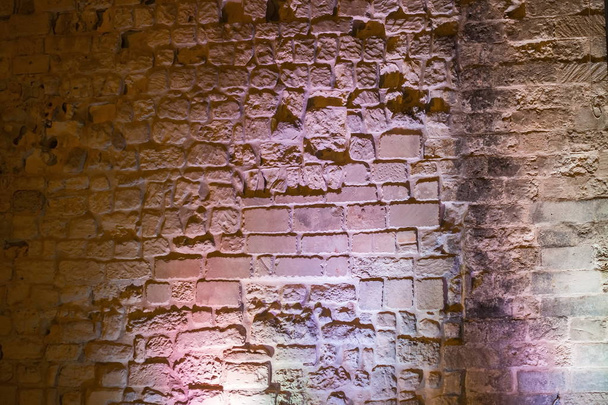 Ceglane ściany w różnych okresach. Ceglana Ściana starego miasta w Otranto. - Zdjęcie, obraz