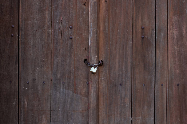 Porta in legno con lucchetto
 - Foto, immagini