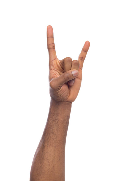 Αρσενικό μαύρο χέρι rocknroll χειρονομία που απομονώνονται σε λευκό - Φωτογραφία, εικόνα