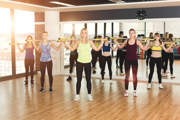 Grupo de mujeres jóvenes en la clase de fitness
 - Foto, Imagen