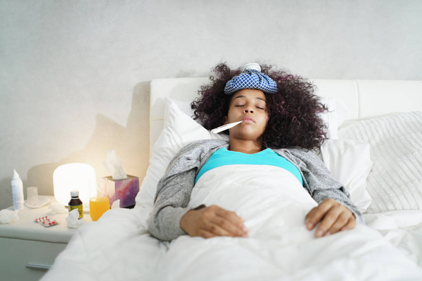Žena s teploměrem pomocí horečka a odpočívá v posteli - Fotografie, Obrázek