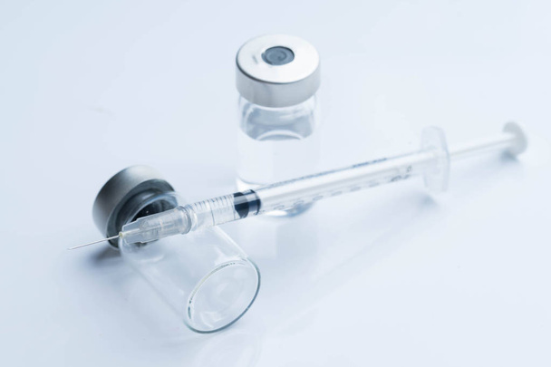 Medizinflasche für die Injektion medizinisches Glasfläschchen und Spritze für die Impfung - Foto, Bild