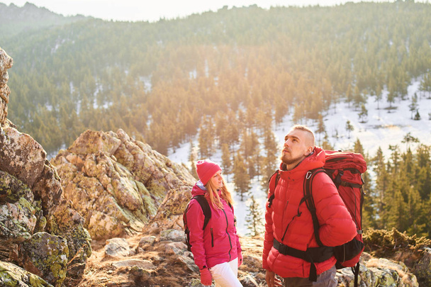 turistas masculinos y femeninos con mochilas en la cima de la montaña
 - Foto, Imagen
