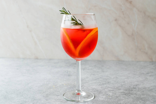 Aperol Spritz Cocktail with Orange Slice, Rosemary and Ice. Alcoholic Beverage. - Foto, Imagem