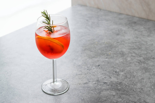 Aperol Spritz Cocktail with Orange Slice, Rosemary and Ice. Alcoholic Beverage. - Foto, Imagem