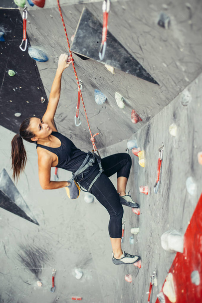 mujer deportiva en boulder climbing hall - Foto, Imagen