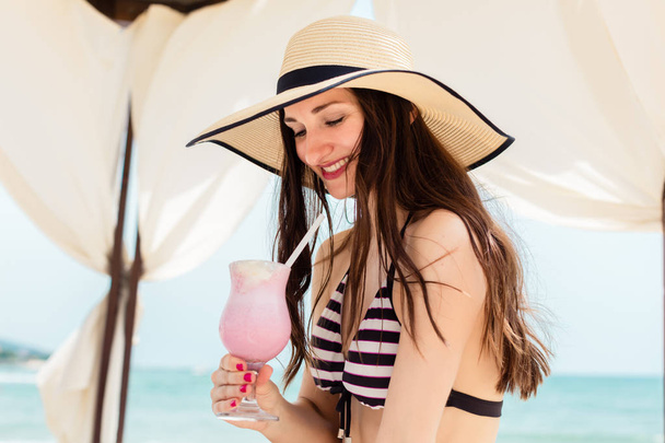 Szexi nő tengerparti nyaralás ivott a koktél  - Fotó, kép