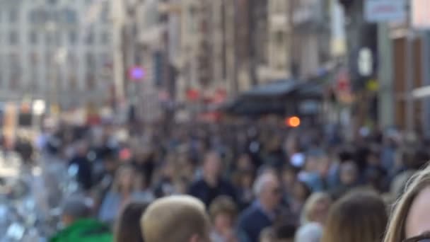 Menigte van anonieme mensen lopen op drukke straat - Video