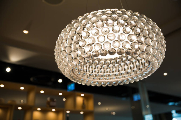 Illuminazione a soffitto rotonda dimmerabile nel ristorante di notte
 - Foto, immagini
