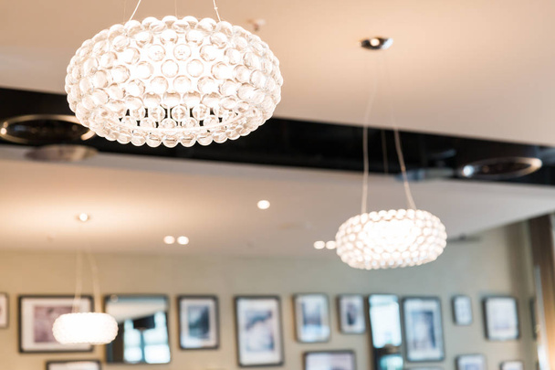 Éclairage de plafond rond lumineux dans un restaurant avec fond flou
 - Photo, image